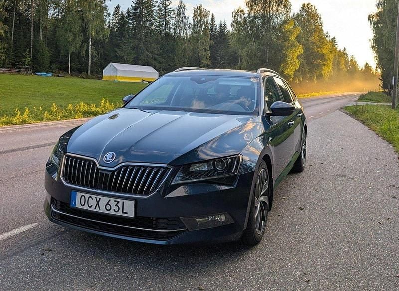 Blå Begagnad 2019 Skoda Superb LAURIN & KLEMENT Kombi | 270 000 kr (Marknadspris) - Bild 1/4