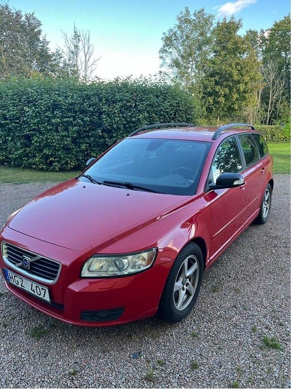 Röd Begagnad 2010 Volvo V50 Momentum Kombi | 32 500 kr (Marknadspris) - Bild 1/4