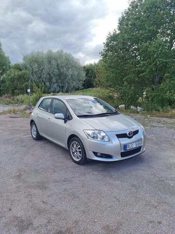 Silver Begagnad 2008 Toyota Auris Halvkombi | 45 000 kr (Marknadspris) - Bild 1/4