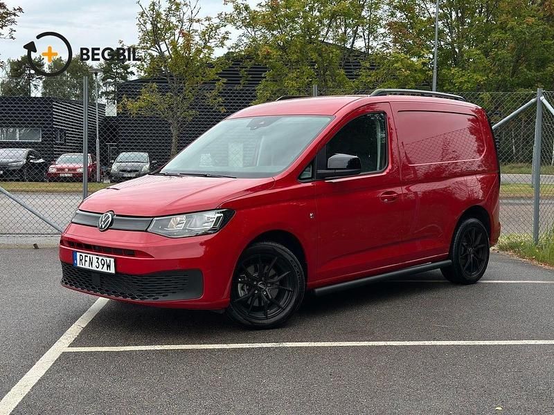 Röd Begagnad 2024 VW Caddy Minibuss | 344 500 kr (Marknadspris) - Bild 1/4