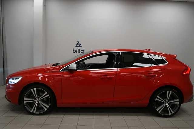Begagnad Volvo V40 R-Design 151 HK (111 kW) 2018 Röd Kombi