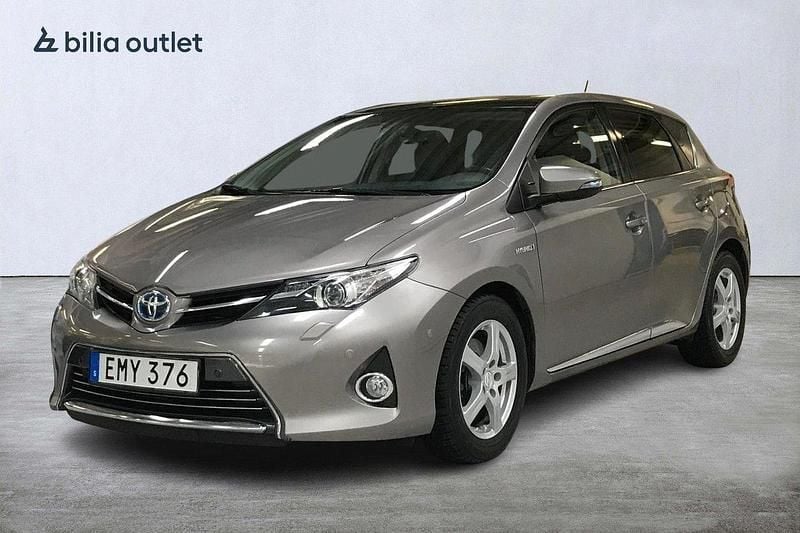 Ljusbrun Begagnad 2014 Toyota Auris Hybrid Executive Halvkombi | 129 900 kr (Marknadspris) - Bild 1/3