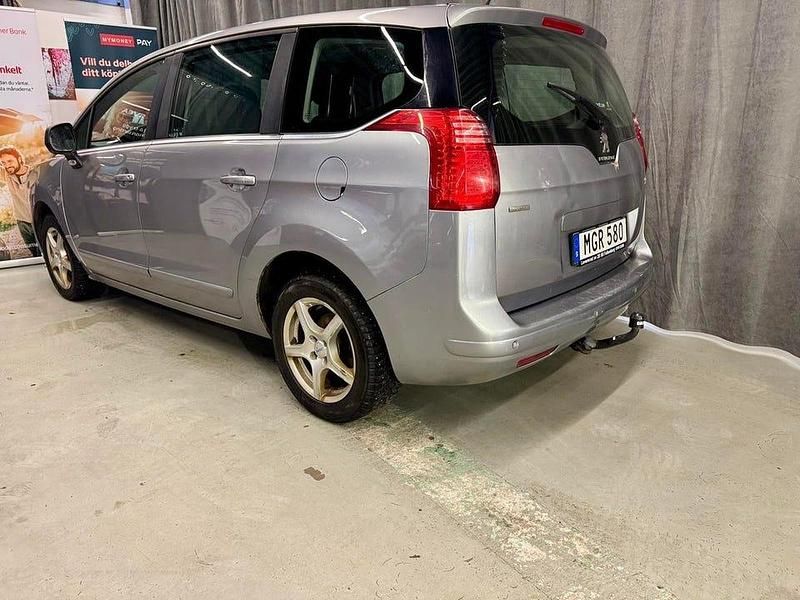 Begagnad Peugeot 5008 120 HK (88 kW) 2016 Grå Minibuss