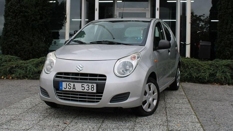 Grå Begagnad 2009 Suzuki Alto Halvkombi | 29 900 kr (Marknadspris) - Bild 1/4