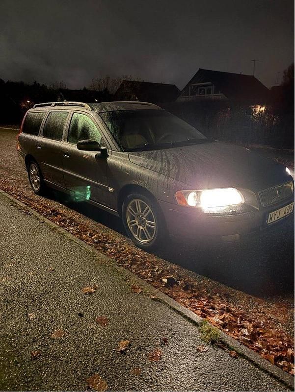 Grå Begagnad 2006 Volvo V70 Kinetic Kombi | 8 000 kr (Superpris) - Bild 1/3