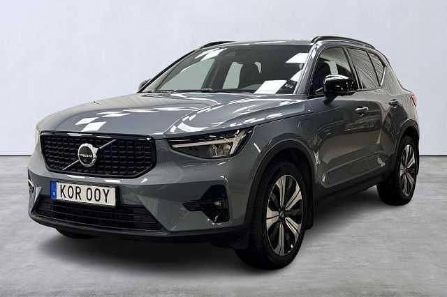 Grå Begagnad 2023 Volvo XC40 Plus SUV | 379 900 kr (Marknadspris) - Bild 1/4