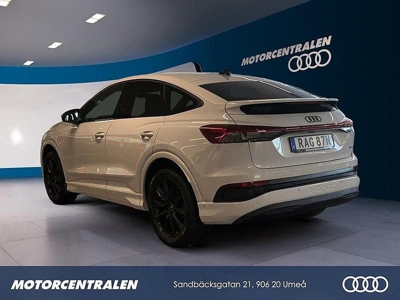 Begagnad Audi Q4 Sportback e-tron Comfort 219 kW (299 HK) 2023 Vit SUV