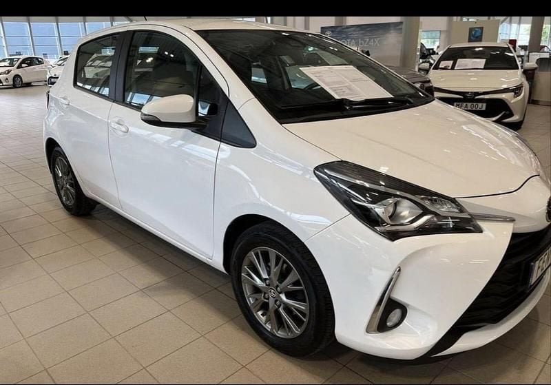 Vit Begagnad 2020 Toyota Yaris Multidrive S Halvkombi | 175 000 kr (Marknadspris) - Bild 1/4