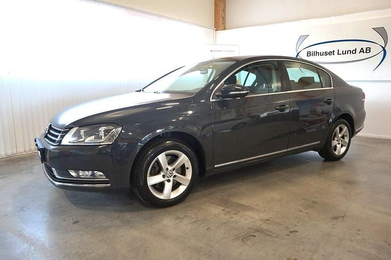Mörkgrå (grå) Begagnad 2014 VW Passat Sedan | 84 000 kr (Bra pris) - Bild 1/4