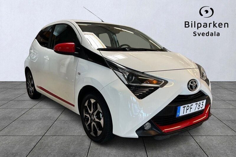 Vit Begagnad 2018 Toyota Aygo X-play Halvkombi | 129 990 kr (Dyr) - Bild 1/4