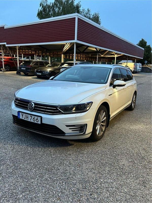 Vit Begagnad 2017 VW Passat GTE Kombi | 130 000 kr (Marknadspris) - Bild 1/2