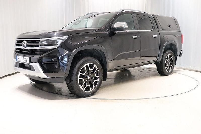 Svart (midnight black metallic) Begagnad 2023 VW Amarok Style Pickup | 639 900 kr (Marknadspris) - Bild 1/4