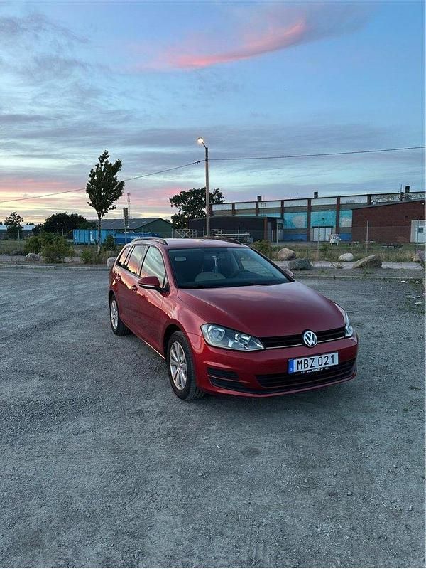 Röd Begagnad 2016 VW Golf VII Kombi | 150 000 kr (Marknadspris) - Bild 1/4