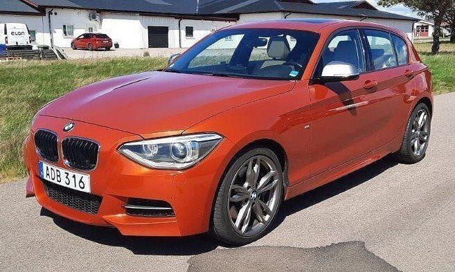 Orange Begagnad 2013 BMW M135 Halvkombi | 269 000 kr (Superpris) - Bild 1/4