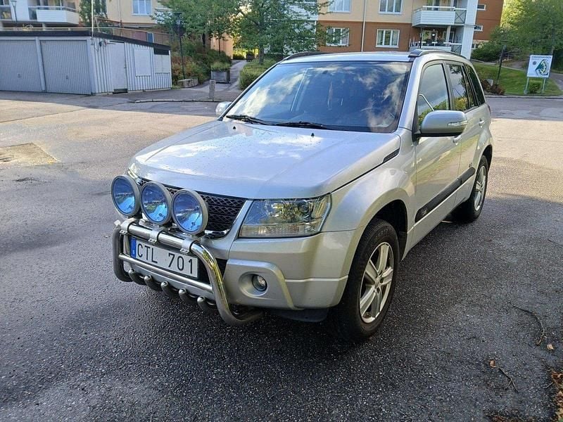 Grå Begagnad 2009 Suzuki Grand Vitara SUV | 62 000 kr (Marknadspris) - Bild 1/1