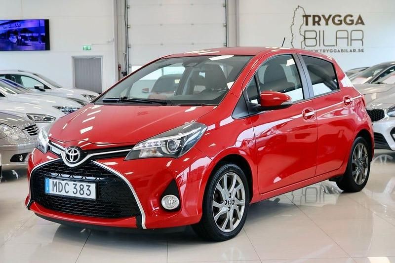 Röd Begagnad 2015 Toyota Yaris Active Halvkombi | 99 000 kr (Marknadspris) - Bild 1/4