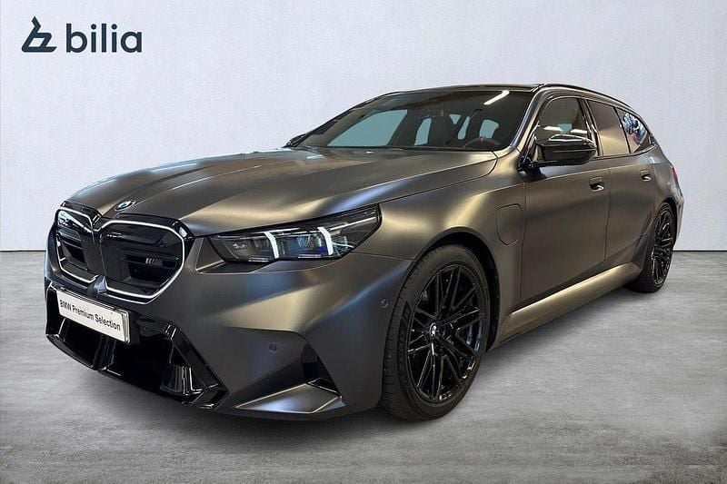 Grå Begagnad 2025 BMW M5 Comfort Edition Kombi | 1 599 000 kr - Bild 1/4