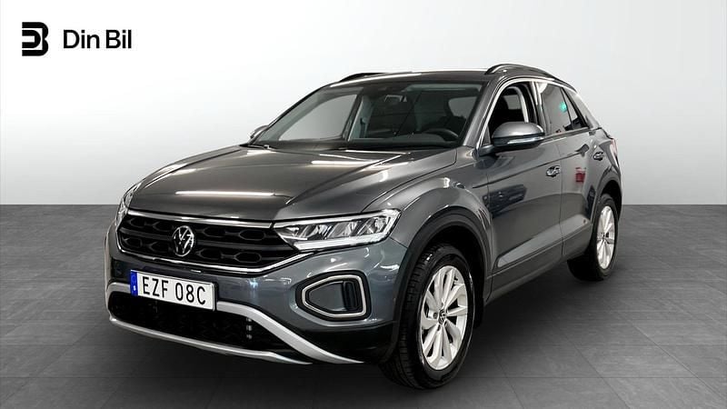 Grå Begagnad 2025 VW T-Roc Life SUV | 299 900 kr (Marknadspris) - Bild 1/4