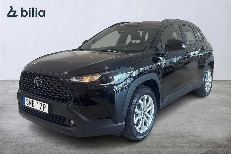 Svart Begagnad 2025 Toyota Corolla Cross Active SUV | 369 900 kr (Marknadspris) - Bild 1/3