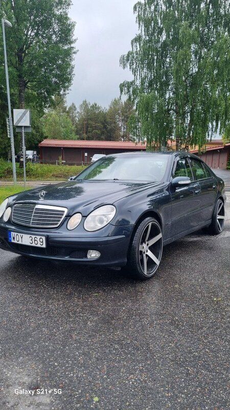 Svart Begagnad 2002 Mercedes E240 Sedan | 57 000 kr (Lite dyr) - Bild 1/4