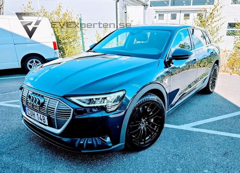 Blå Begagnad 2019 Audi e-tron Design SUV | 297 000 kr - Bild 1/4