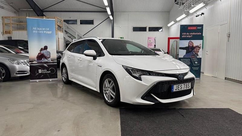 Vit Begagnad 2021 Toyota Corolla Kombi | 199 900 kr (Bra pris) - Bild 1/4