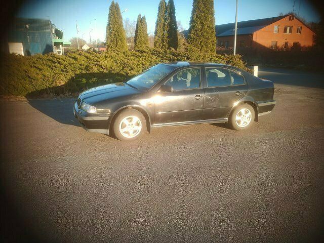 Svart Begagnad 1999 Skoda Octavia Halvkombi | 14 500 kr - Bild 1/2