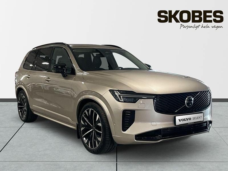 Ljusgrå (grå) Begagnad 2025 Volvo XC90 Ultra SUV | 969 400 kr - Bild 1/3