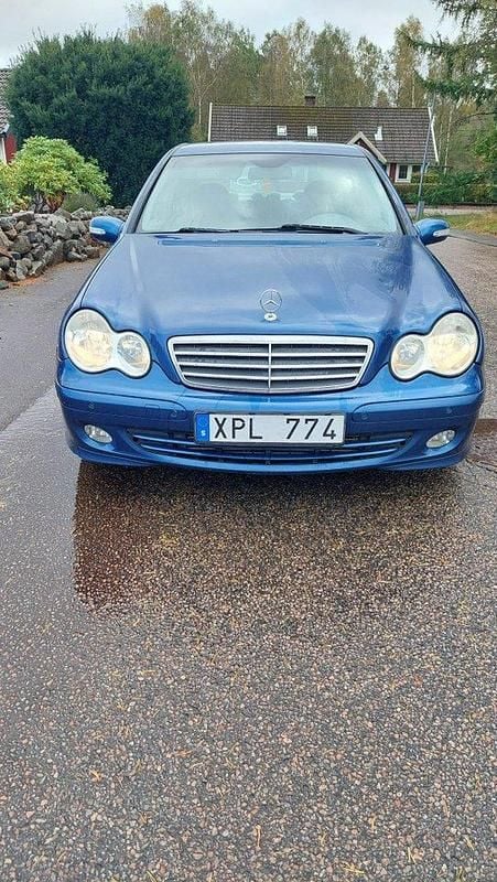 Blå Begagnad 2005 Mercedes C220 Sedan | 29 000 kr (Bra pris) - Bild 1/4