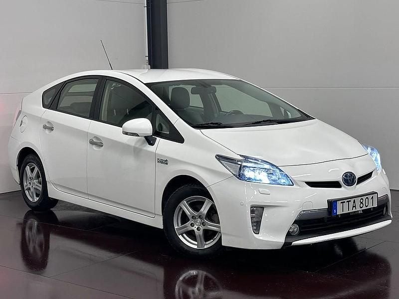 Vit Begagnad 2014 Toyota Prius Plug-in Hybrid Executive Halvkombi | 134 900 kr (Marknadspris) - Bild 1/4