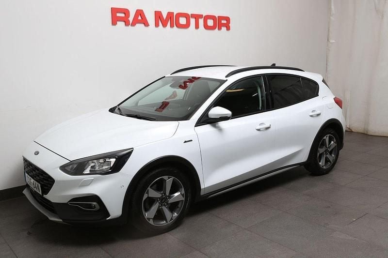 Vit Begagnad 2020 Ford Focus Active Halvkombi | 179 900 kr (Marknadspris) - Bild 1/3