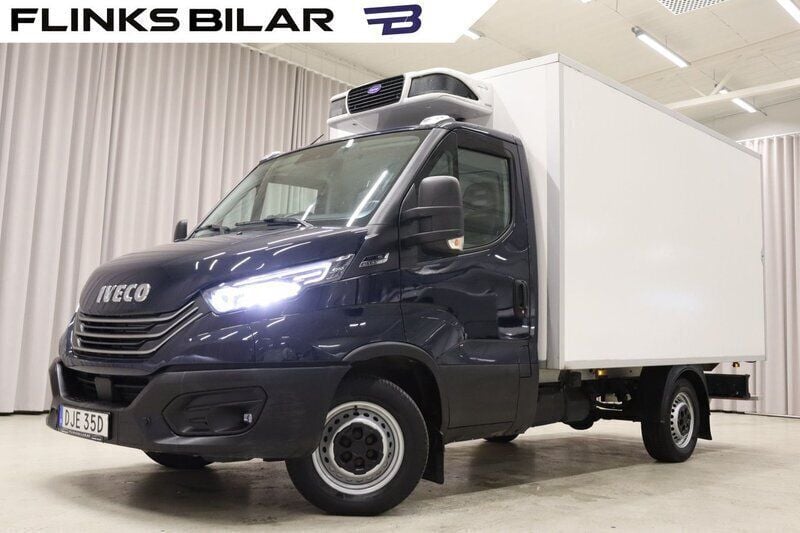 Mörkblå (blå) Begagnad 2023 Iveco Daily Van | 354 900 kr (Superpris) - Bild 1/4