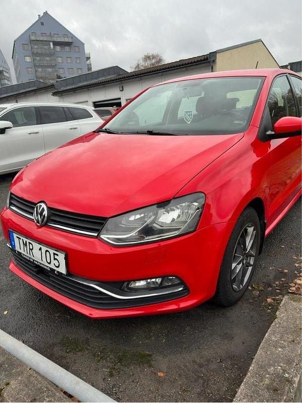 Röd Begagnad 2017 VW Polo Halvkombi | 120 000 kr (Marknadspris) - Bild 1/4