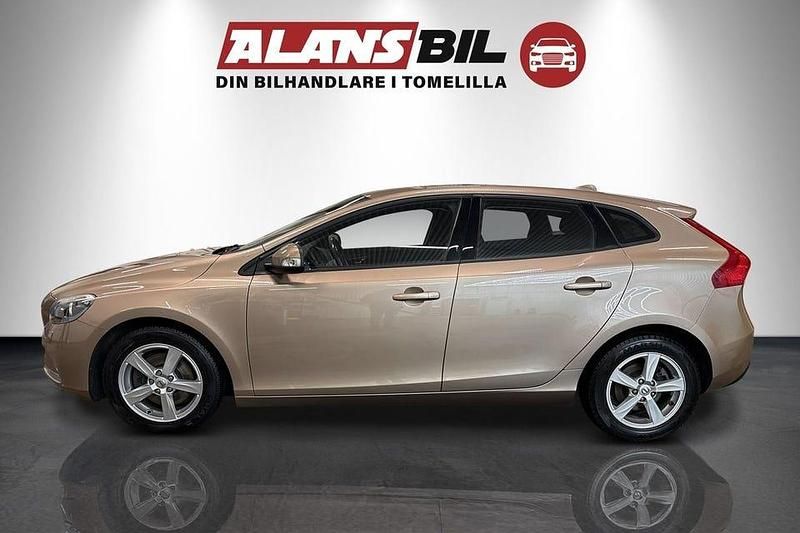 Begagnad Volvo V40 Kinetic 150 HK (110 kW) 2012 Brun Halvkombi