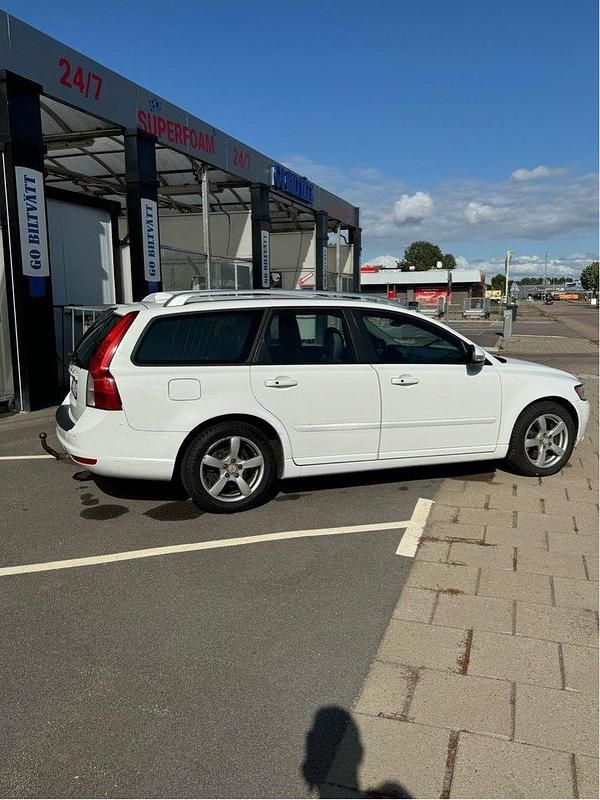 Vit Begagnad 2010 Volvo V50 Summum Kombi | 35 000 kr (Bra pris) - Bild 1/4