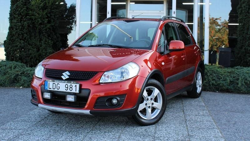 Orange Begagnad 2011 Suzuki SX4 Halvkombi | 67 900 kr (Marknadspris) - Bild 1/4
