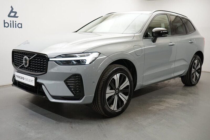 Grå Begagnad 2025 Volvo XC60 Plus SUV | 589 900 kr (Marknadspris) - Bild 1/3
