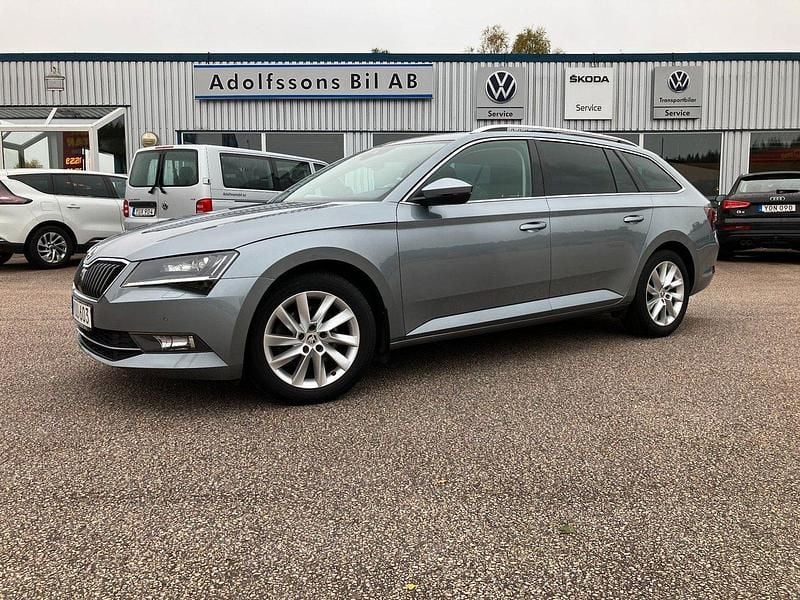 Grå Begagnad 2018 Skoda Superb Kombi | 222 000 kr (Lite dyr) - Bild 1/4