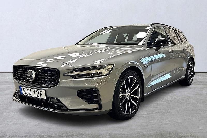 Grå Begagnad 2025 Volvo V60 Plus Kombi | 499 900 kr (Marknadspris) - Bild 1/4