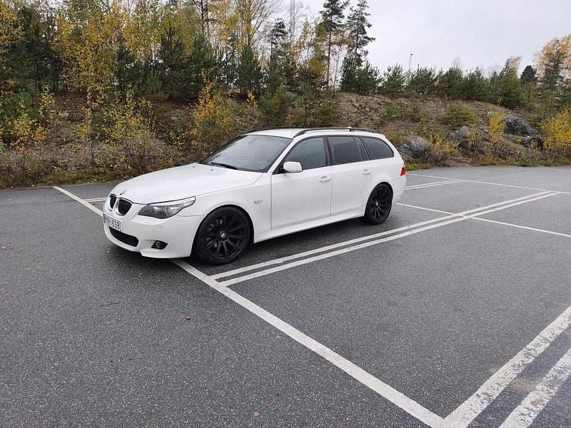 Vit Begagnad 2009 BMW 525 M Sport Kombi | 75 000 kr (Marknadspris) - Bild 1/4