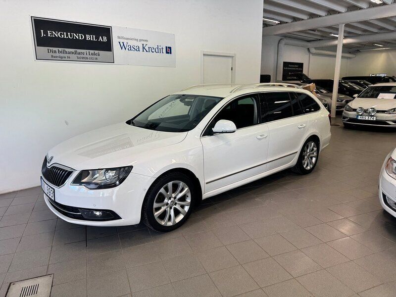 Vit Begagnad 2013 Skoda Superb Elegance Kombi | 129 900 kr (Dyr) - Bild 1/4