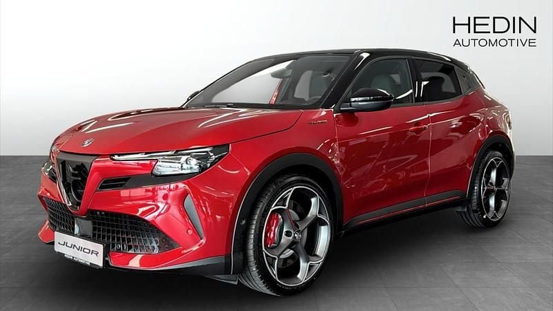 Röd (red) Ny 2025 Alfa Romeo Junior Veloce SUV | 516 800 kr - Bild 1/4
