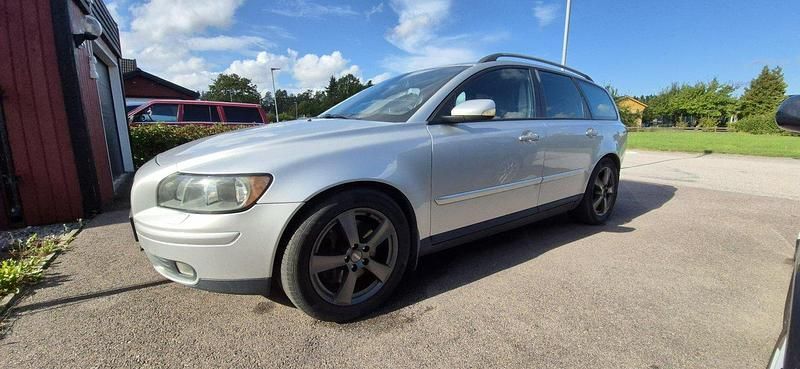 Grå Begagnad 2004 Volvo V50 Kombi | 28 000 kr (Marknadspris) - Bild 1/4
