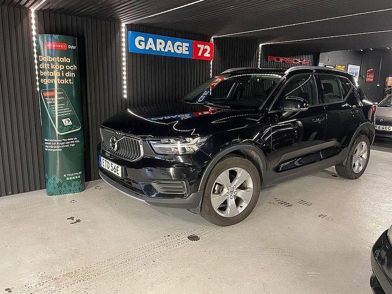 Svart Begagnad 2021 Volvo XC40 Momentum SUV | 249 900 kr (Marknadspris) - Bild 1/4