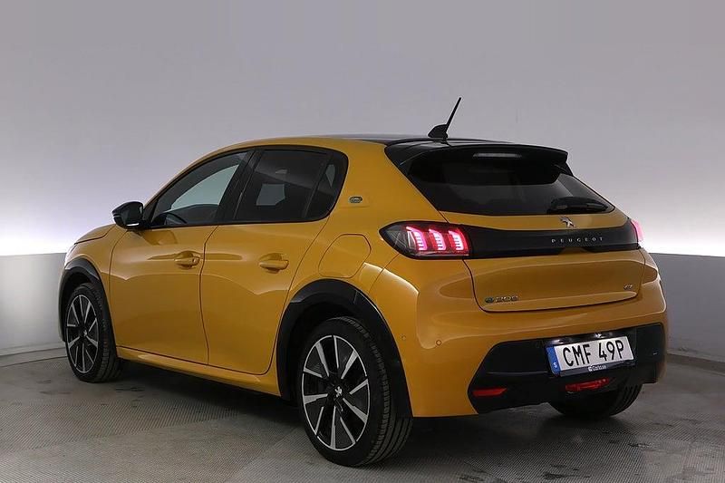 Begagnad Peugeot e-208 GT 100 kW (136 HK) 2022 Gul Halvkombi