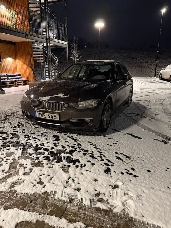 Begagnad 2012 BMW 320 Sedan | 129 900 kr (Marknadspris) - Bild 1/4