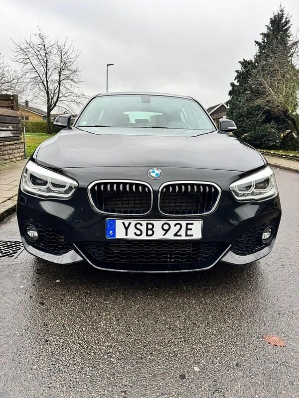 Begagnad 2019 BMW 118 Halvkombi | 199 000 kr (Marknadspris) - Bild 1/4