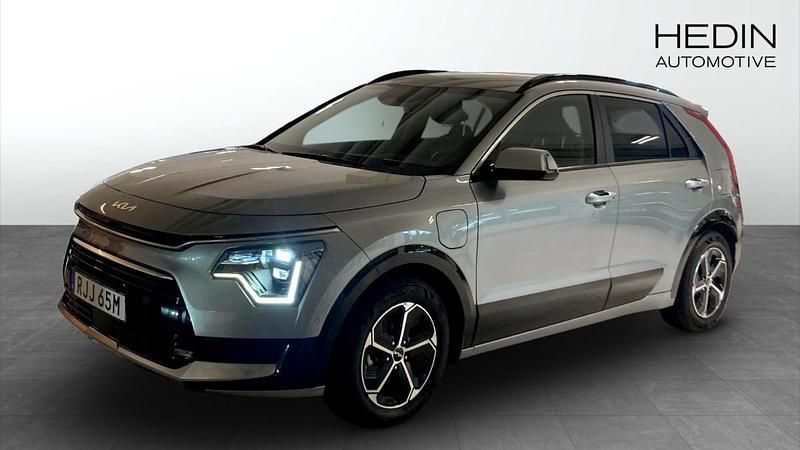 Grå (silver) Begagnad 2022 Kia Niro Advance SUV | 324 900 kr (Dyr) - Bild 1/4