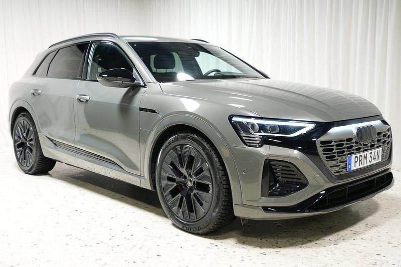Begagnad Audi Q8 e-tron S-Line 300 kW (408 HK) 2024 Grå SUV
