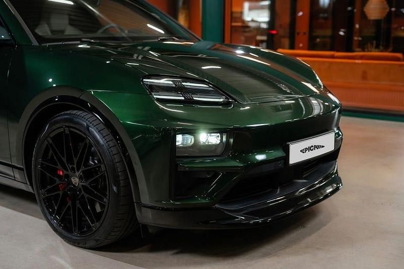 Begagnad Porsche Macan Turbo 469 kW (639 HK) 2024 Mörkgrön SUV